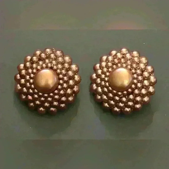 Vintage bronze faux pearl clip on earrings - Picture 1 of 3